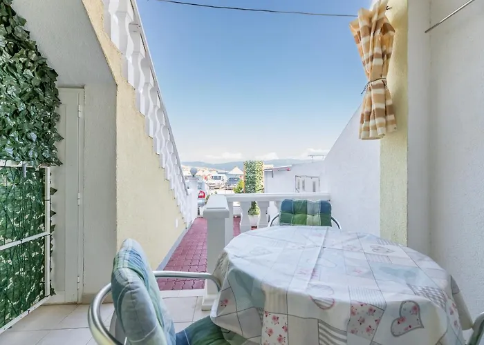 Beach Holiday Baska Appartement