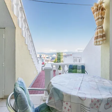 Beach Holiday Baska Apartment