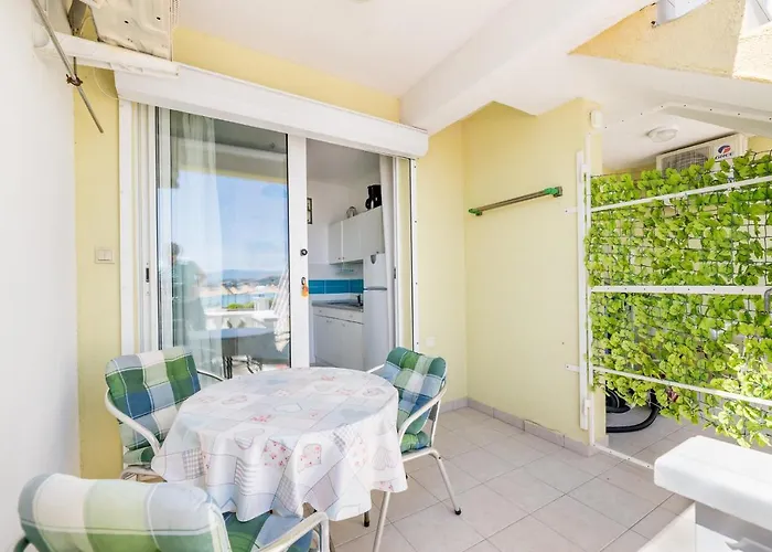 Beach Holiday Baska Apartament *